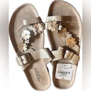 Arizona Women’s Champagne Floral Sandals Size 7.5 medium NWT